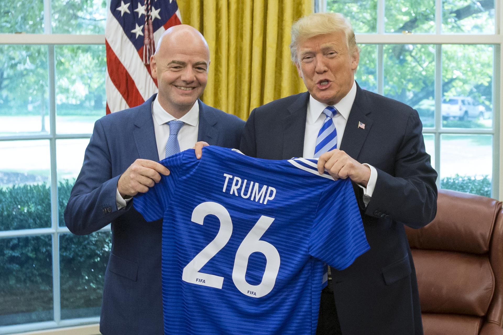 Fotografía de archivo del presidente de EE.UU., Donald J. Trump (d), junto al presidente de la FIFA, Gianni Infantino (i). EFE/MICHAEL REYNOLDS