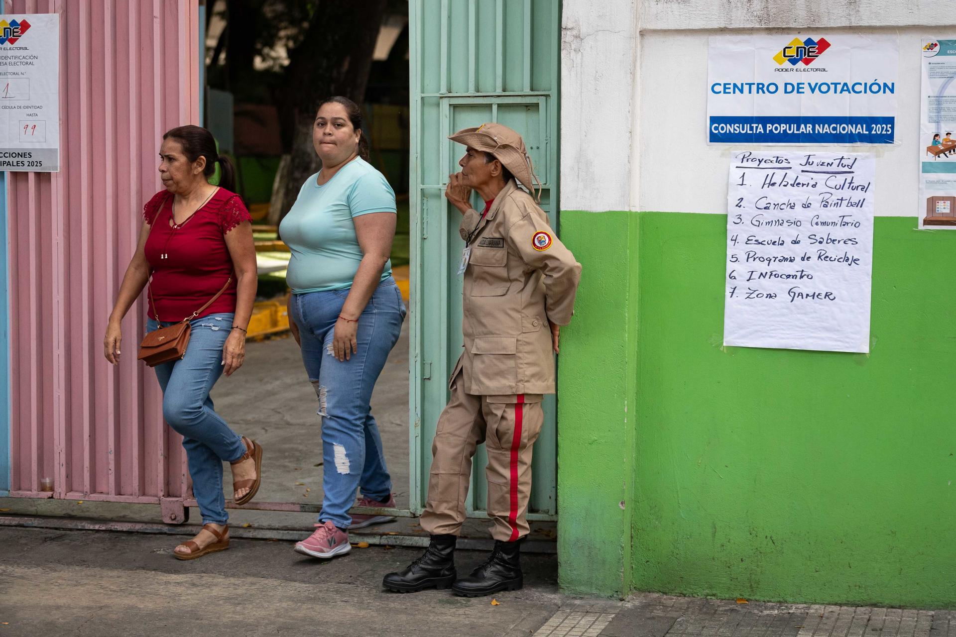 Personas participan en las elecciones municipales y concejales este domingo, en Caracas (Venezuela). EFE/ Ronald Peña R