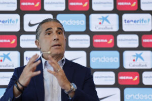 Sergio Scariolo, seleccionador español de baloncesto, este miércoles durante el anuncio de la lista de quince jugadores que comenzarán a preparar el Eurobasket del 2025. En este evento se conoció que dejará el banquillo de 'La Familia' tras la competición. EFE/ Sergio Pérez