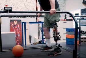 Investigadores del Instituto Tecnológico de Massachusetts (MIT) han desarrollado una nueva rodilla biónica que puede ayudar a las personas con amputaciones por encima de la rodilla a caminar más rápido, subir escaleras y evitar obstáculos con mayor facilidad que con una prótesis tradicional. Captura de vídeo facilitado por el Instituto Tecnológico de Massachusetts (MIT). EFE