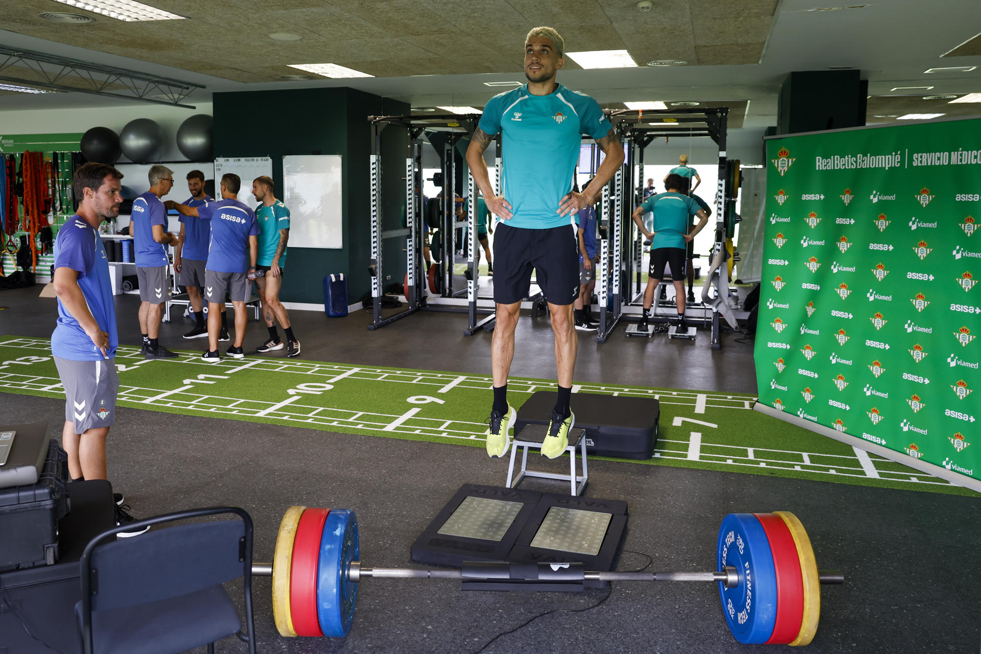 El jugador Marc Bartra realiza las pruebas de esfuerzo en los reconocimientos médicos con los que el Real Betis ha dado el pistoletazo de salida al sexto proyecto del técnico chileno Manuel Pellegrini al frente del club verdiblanco, en la ciudad deportiva en Sevilla. EFE/Julio Muñoz