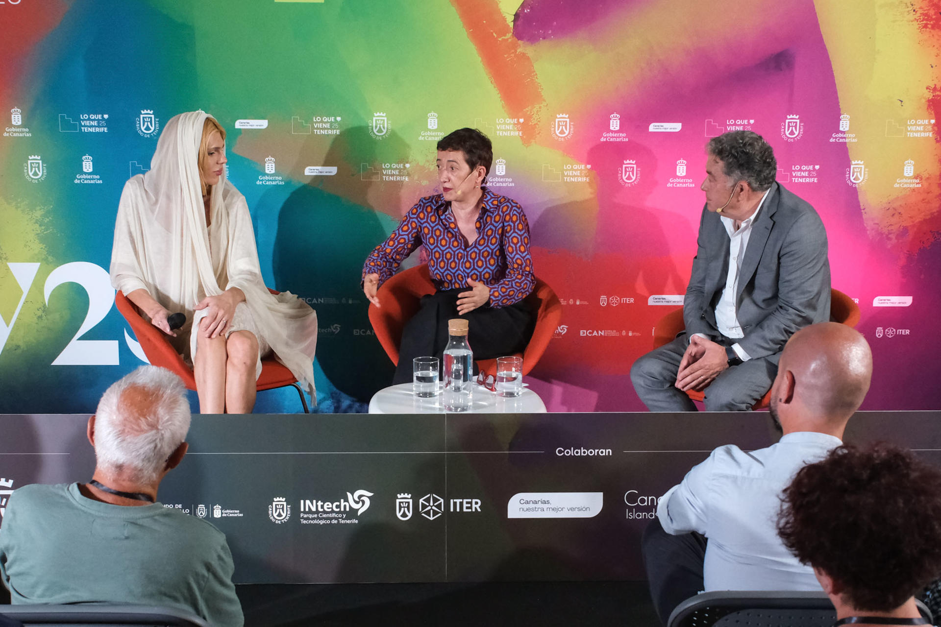 La directora de la Asociación de Informadores Cinematográficos de España (AICE), María Guerra (c), el alcalde de Pontevedra, Miguel Anxo Fernández (d), y la artista y cantante Samantha Hudson (i) durante la presentación de la próxima edición de los Premios Feroz que tendrá lugar el próximo 24 de enero en Pontevedra, este jueves en el marco del Festival de Cine y Series ‘Lo Que Viene’ Tenerife 2025. Hudson será una de las encargadas de presentar los Premios Feroz 2026. EFE/ Alberto Valdés