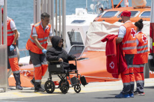 La Salvamar Al Nair ha rescatado este martes a 38 inmigrantes de origen magrebí y subsahariano, entre ellos siete mujeres y dos adolescentes localizados a bordo de una lancha neumática 40 kilómetros al este de Lanzarote. Sus ocupantes han sido desembarcados en el puerto de Arrecife. EFE/ Adriel Perdomo