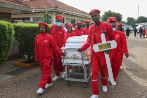 Los dolientes escoltan el féretro del vendedor de mascarillas Boniface Mwangi Kariuki en el Kenyatta University Funeral Home en Nairobi, Kenia, 11 de julio de 2025. Kariuki fue disparado por la policía el 17 de junio durante las protestas por la muerte de un bloguero keniano en custodia policial. Murió dos semanas después mientras recibía tratamiento. (Protestas, Kenia) EFE/EPA/DANIEL IRUNGU