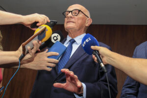 El presidente del Banco Sabadell, Josep Oliú, realiza este martes declaraciones momentos antes de reunirse con los consejos consultivos territoriales de la entidad, empresarios y accionistas, un día después de que el BBVA enviara al supervisor bursátil el folleto actualizado de la opa tras las nuevas condiciones impuestas por el Ejecutivo. EFE/Morell