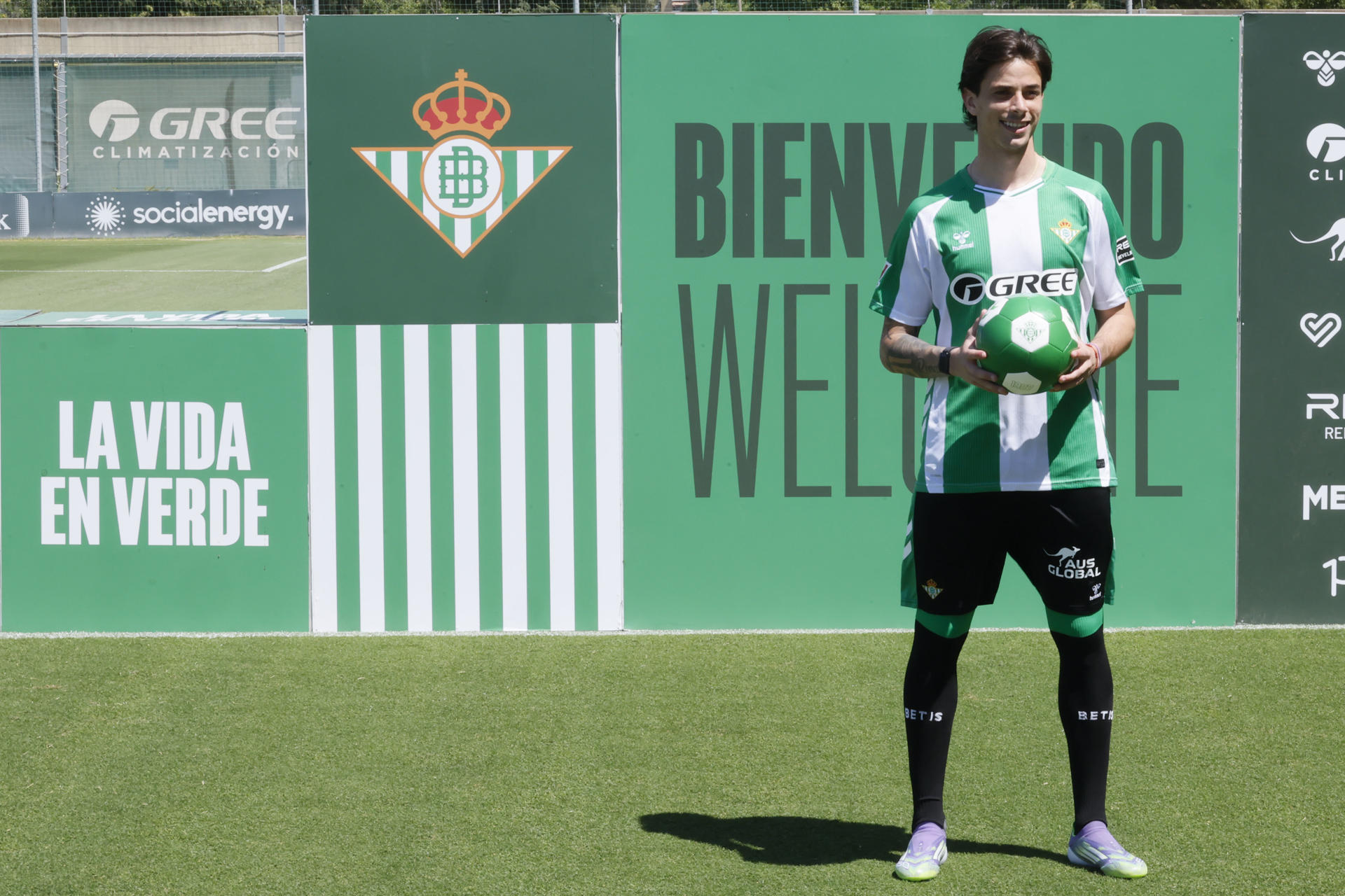 El defensa argentino Valentín Gómez durante su presentación como nuevo jugador del Real Betis en la ciudad deportiva Luis del Sol en Sevilla. EFE/ Jose Manuel Vidal
