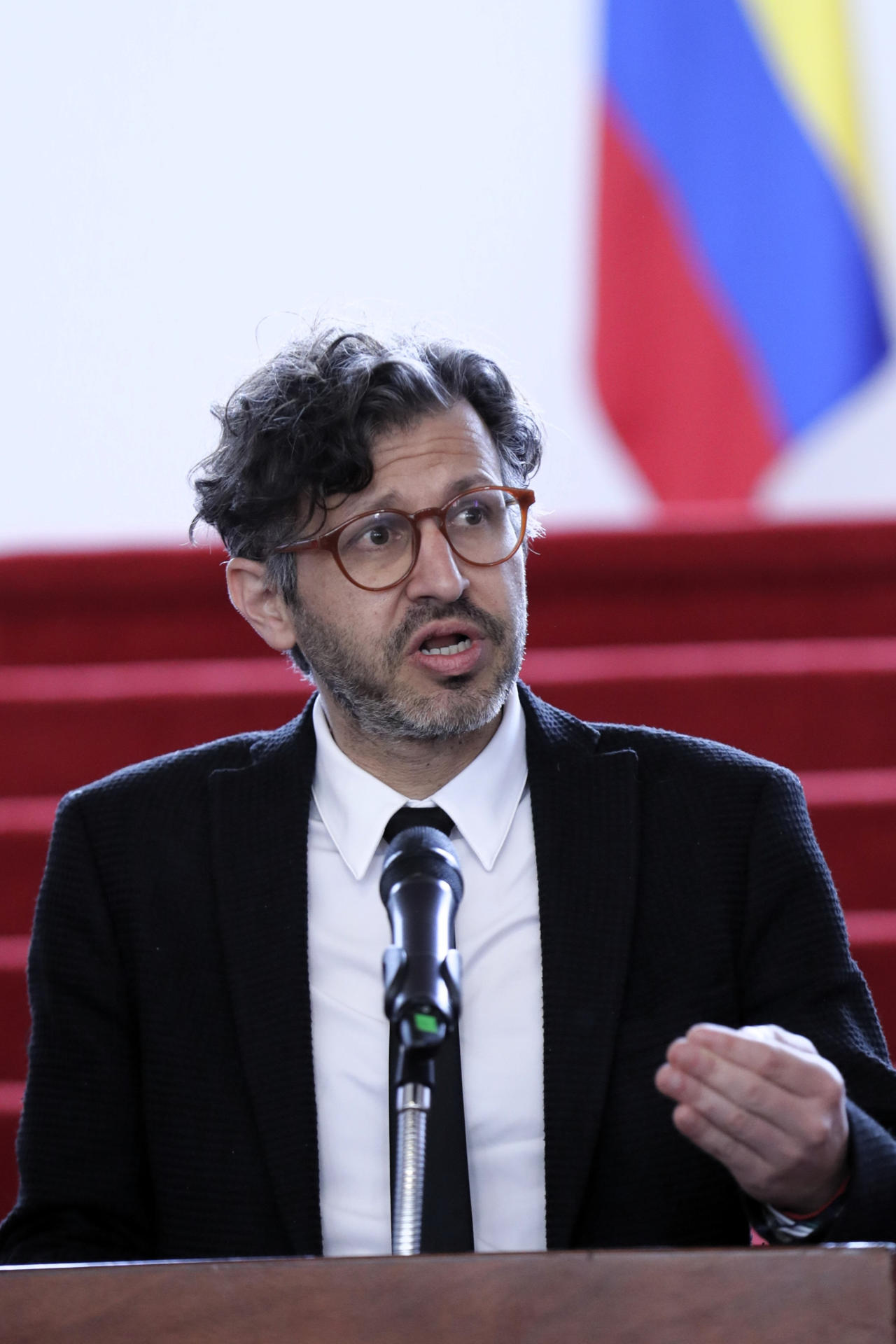 El viceministro de Asuntos Multilaterales de Colombia, Mauricio Jaramillo Jassir, habla durante una rueda de prensa este lunes, en Bogotá (Colombia). EFE/ Carlos Ortega