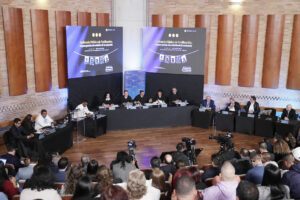Vista general este jueves, 31 de julio, del recinto con los asistentes a la primera Audiencia Pública de Verificación del denominado 'Caso 01', que la Jurisdicción Especial para la Paz (JEP) adelanta contra siete exjefes de las FARC por 21.000 casos de secuestro, en Bogotá (Colombia). EFE/Carlos Ortega