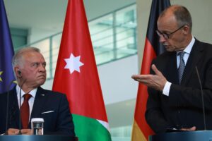El rey jordano Abdullah II (L) hace un gesto junto al canciller alemán Friedrich Merz (R) durante una conferencia de prensa en la cancillería en Berlín, Alemania, 29 de julio de 2025. El canciller alemán Friedrich Merz y el rey jordano Abdullah II se reunieron para conversaciones bilaterales. (Alemania, Jordania) EFE/EPA/CLEMENS BILAN