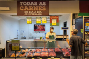 Fotografía de archivo en donde se ve a una persona comprando carne en un supermercado en São Paulo (Brasil). EFE/ Isaac Fontana