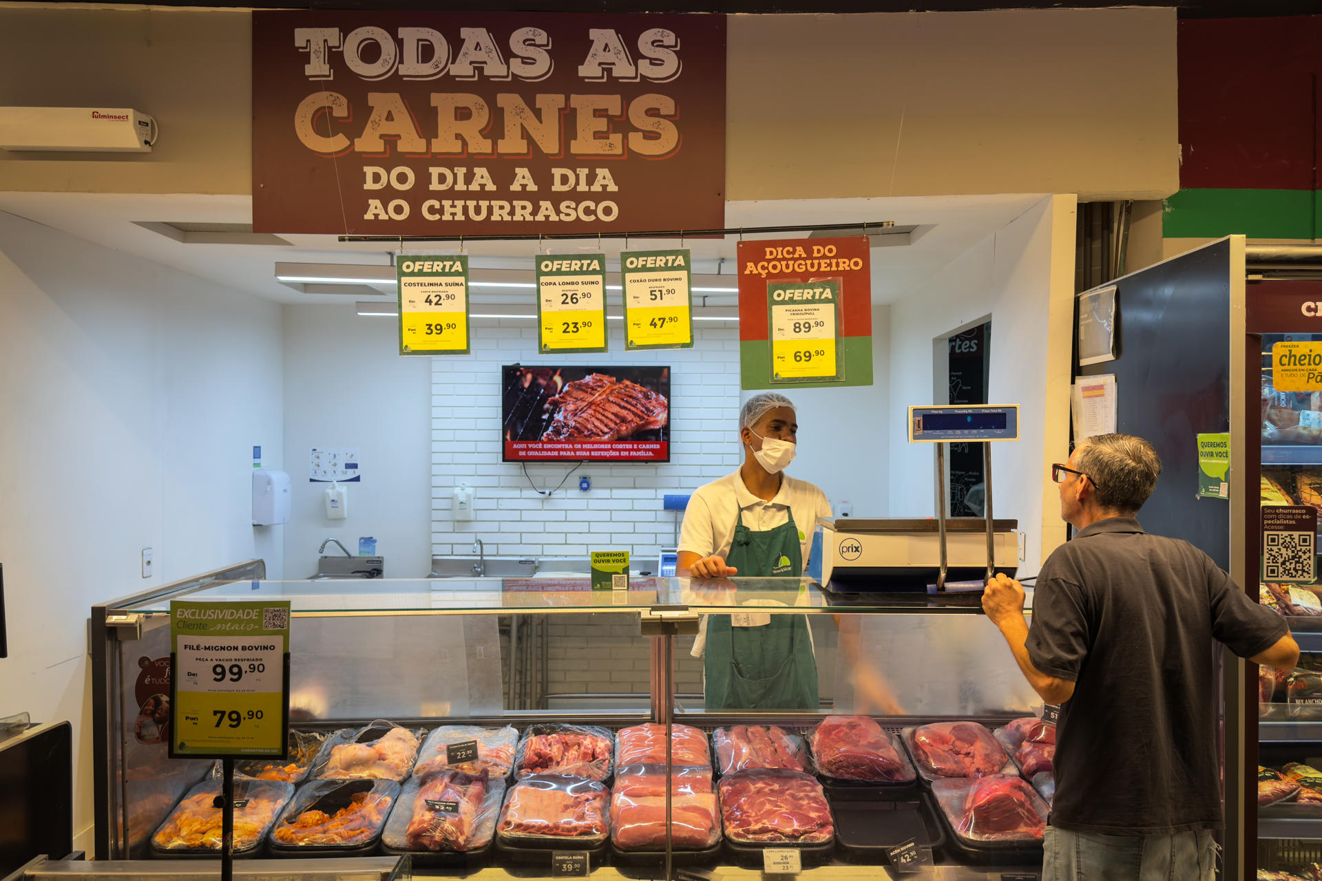 Fotografía de archivo en donde se ve a una persona comprando carne en un supermercado en São Paulo (Brasil). EFE/ Isaac Fontana