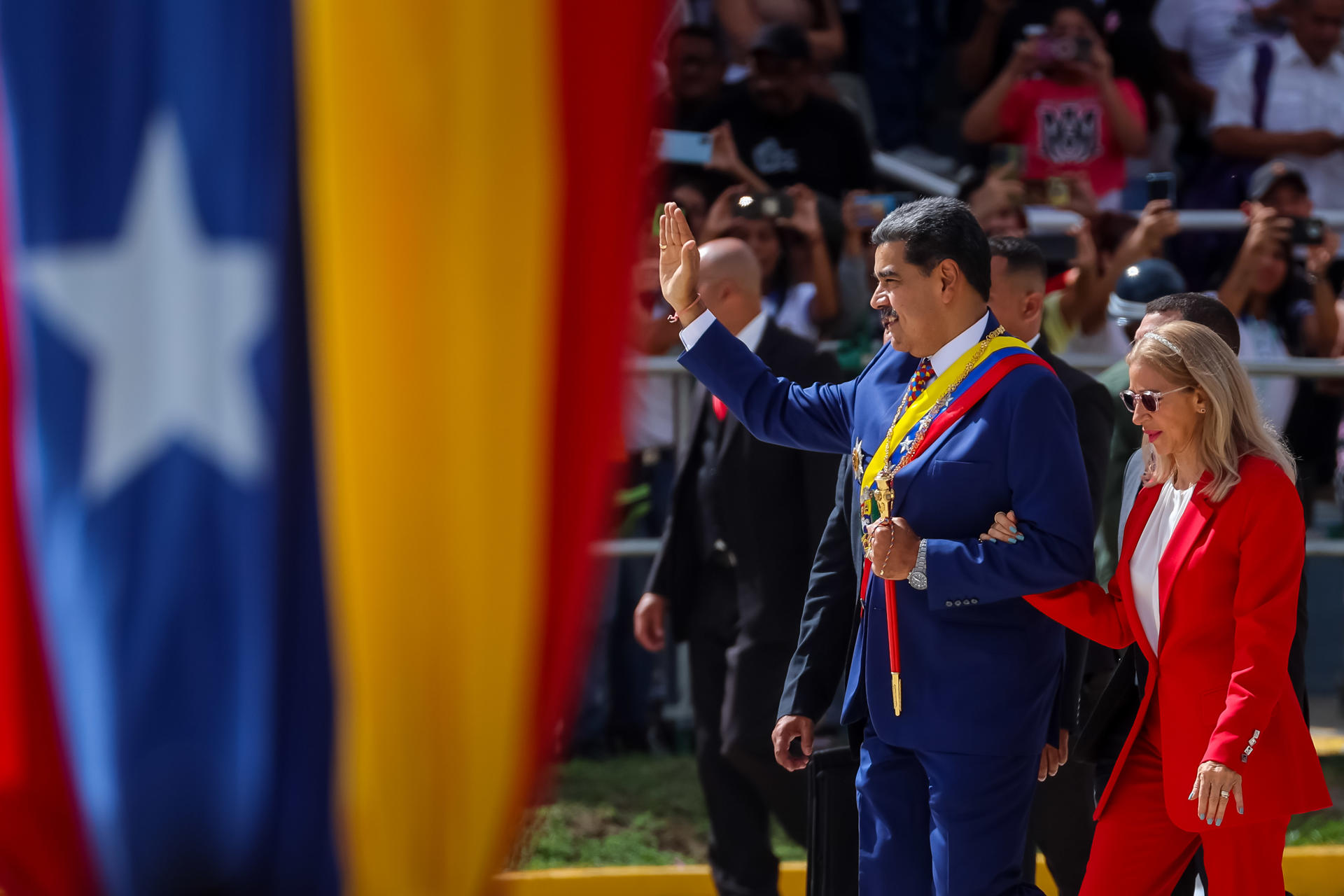 El presidente de Venezuela, Nicolás Maduro (i), y la primera dama, Cilia Flores, participan en los actos conmemorativos del 214 aniversario de la Independencia de Venezuela este sábado, en Caracas. EFE/ Miguel Gutiérrez