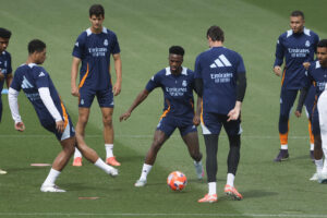Los jugadores del Real Madrid Jude Bellingham (i), Chema Andrés (2i), Vini Jr (c) y Madrid Kylian Mbappé (d) en la Ciudad Deportiva de Valdebebas (Madrid) en foto de archivo de Juan Carlos Hidalgo. EFE