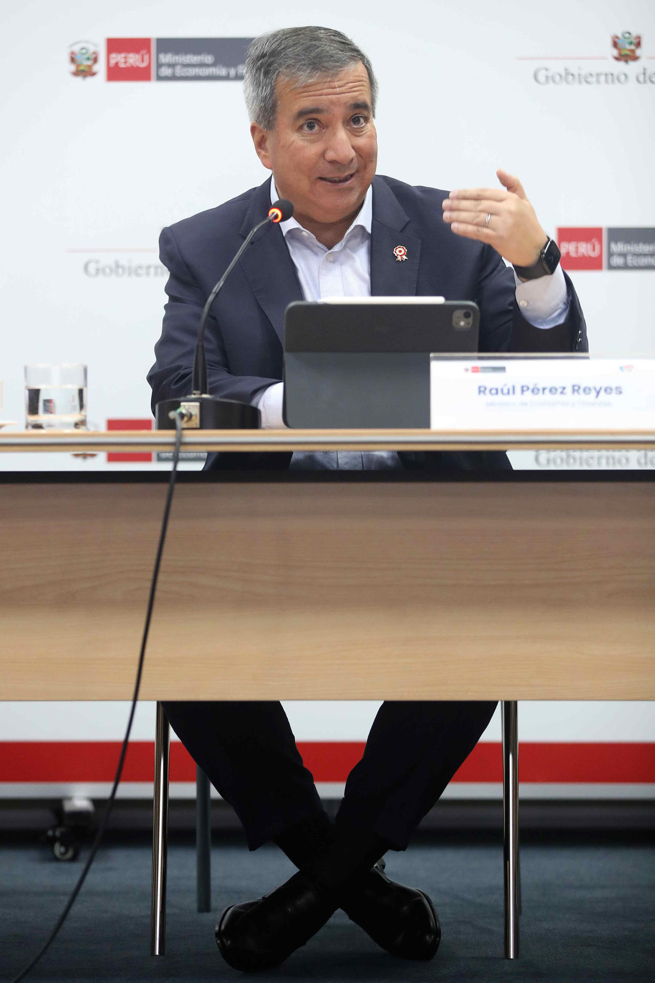El ministro de Economía y Finanzas de Perú, Raúl Pérez Reyes, durante una rueda de prensa, este martes, 1 de julio, en Lima (Perú). EFE/Paolo Aguilar