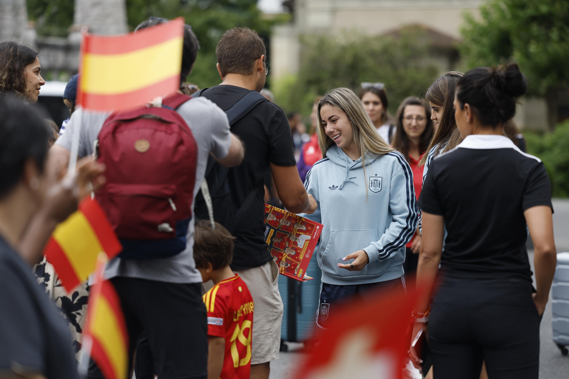 -La delantera de la selección española Athenea del Castillo (c) firma autógrafos a su salida del hotel en Lausana antes de dirigirse a Basilea para disputar la final de la Eurocopa ante Inglaterra el próximo domingo. EFE/ Ana Escobar
