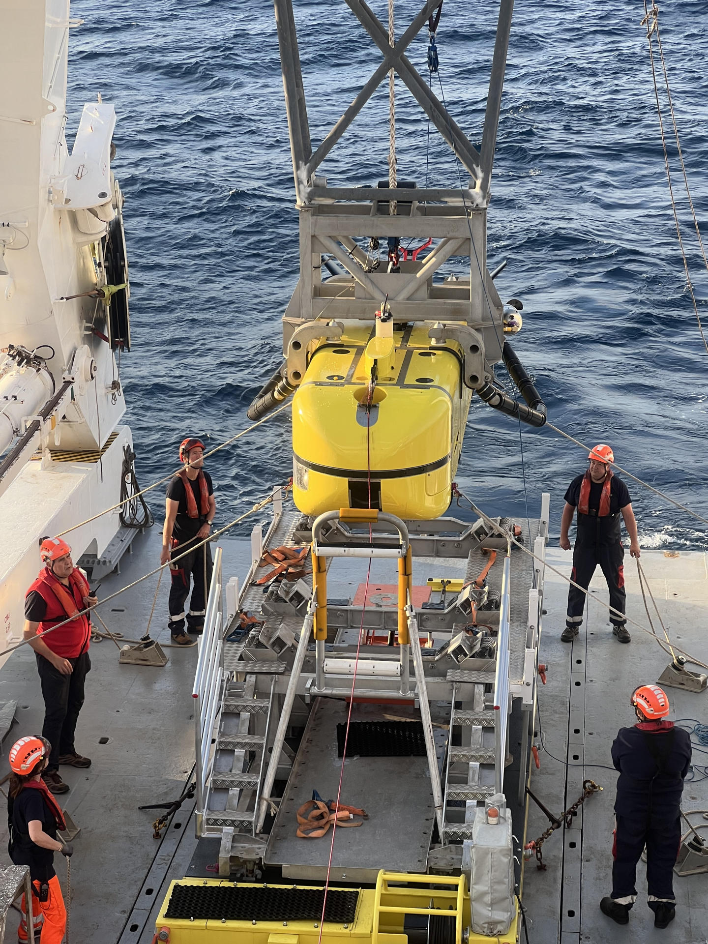 Vista del AUV Ulyx desplegado para una inmersión en aguas profundas en la zona de vertido de residuos radiactivos del Atlántico Nororiental. Las aguas del Atlántico, a 600 kilómetros de la costa gallega, esconden un vertedero con más de 200.000 bidones con residuos radiactivos vertidos durante casi cuatro décadas que ahora estudia una misión científica francesa, mapeando el fondo marino y que ya ha localizado más de 2.000 barriles.EFE/ J. Escartin/Flota Oceanográfica Francesa - Campaña Nodssum SOLO USO EDITORIAL/SOLO DISPONIBLE PARA ILUSTRAR LA NOTICIA QUE ACOMPAÑA (CRÉDITO OBLIGATORIO)
