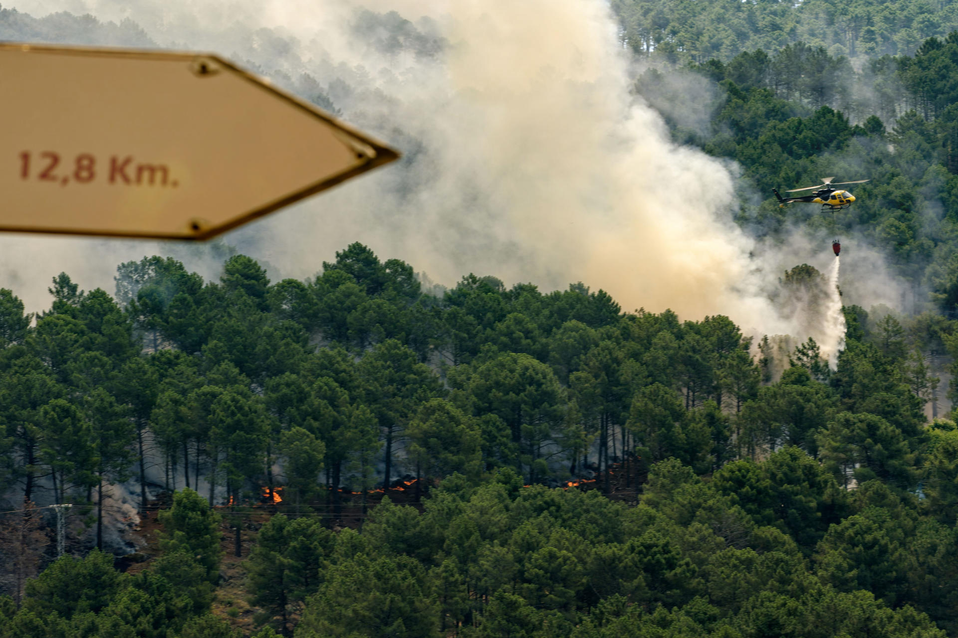 Un helicóptero de la lucha contra incendios trabaja en las labores de extinción del incendio más grave en lo que va de verano en Castilla y León. EFE/ Raúl Sanchidrián
