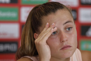 La delantera de la selección española de fútbol Claudia Pina, durante la rueda de prensa tras el entrenamiento llevado a cabo en Lausana, para preparar el partido de cuartos de final de la Eurocopa que disputan contra la selección de Suiza. EFE/ Ana Escobar