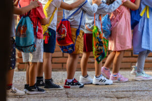 Archivo de varios niños del colegio Aquisgran de Toledo a su llegada al centro en el día que marca el inicio del curso escolar en Castilla-La Mancha. EFE/Ángeles Visdómine