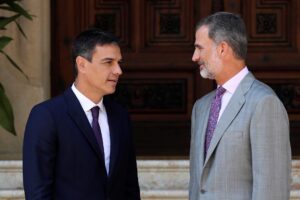 Imagen de archivo (6/8/2018).- El rey Felipe VI y el presidente del Gobierno,Pedro Sánchez,d., en el Palacio de Marivent. EFE/Ballesteros