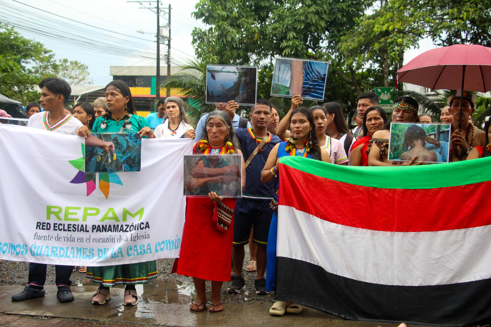 Integrantes de comunidades indígenas de la Amazonía ecuatoriana participan en una protesta este lunes, en El Coca (Ecuador). EFE/ Iván Izurieta