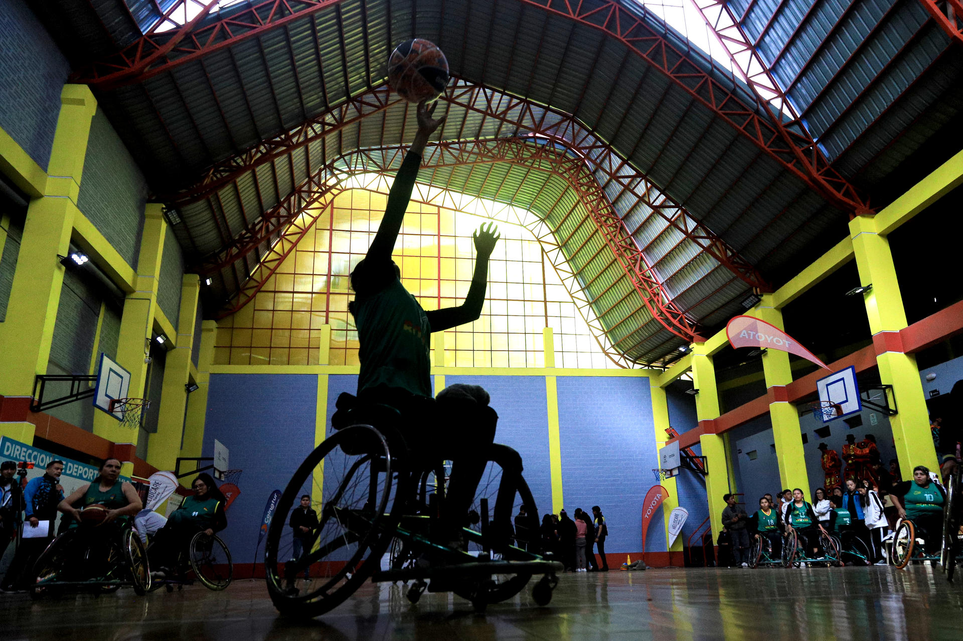 Integrantes de la selección femenina boliviana de baloncesto adaptado, fueron captadas el pasado 28 de junio, durante una sesión de entrenamiento, en La Paz (Bolivia). EFE/Gabriel Márquez