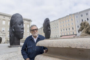 SALZBURGO (AUSTRIA), 25/07/2025.- Cinco grandes esculturas del artista catalán Jaume Plensa dominan la céntrica plaza 'Residenzplatz' de la ciudad austríaca de Salzburgo, instaladas este viernes, un día antes de que esta ciudad, cuna natal de Mozart, inaugure oficialmente su célebre Festival de música, ópera y teatro. Las figuras, de once metros de altura y 35 toneladas de peso cada una, representan a cinco mujeres de distintas partes del mundo, informó en un comunicado la Fundación para el Arte y la Cultura de Salzburgo, organizadora de la instalación artística denominada 'Secret Garden' (Jardín Secreto). EFE/ Stiftung Kunst Und Kultur E. V. / Neumayr - Leo SÓLO USO EDITORIAL / SÓLO DISPONIBLE PARA ILUSTRAR LA NOTICIA QUE ACOMPAÑA (CRÉDITO OBLIGATORIO)