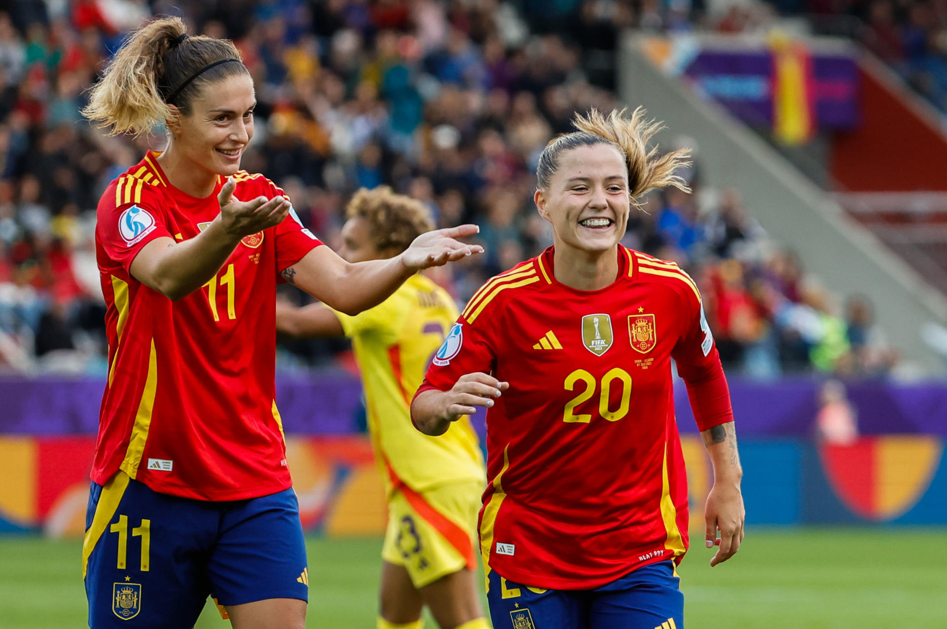 La delantera española Claudia Pina (c) celebra tras marcar el 5-2 durante el partido de la segunda jornada de la fase de grupos de la Eurocopa 2025 entre la selección de España y la selección de Bélgica, este lunes en el Stockhorn Arena en Thun, Suiza. EFE/ Ana Escobar