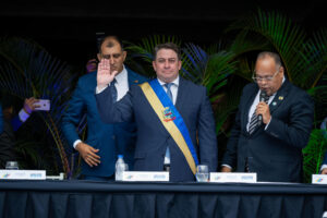 El alcalde reelecto del municipio Chacao, Gustavo Duque (c), jura durante un acto su acto de juramentación este miércoles, en Chacao, en el distrito metropolitano de Caracas (Venezuela). EFE/ Ronald Peña R