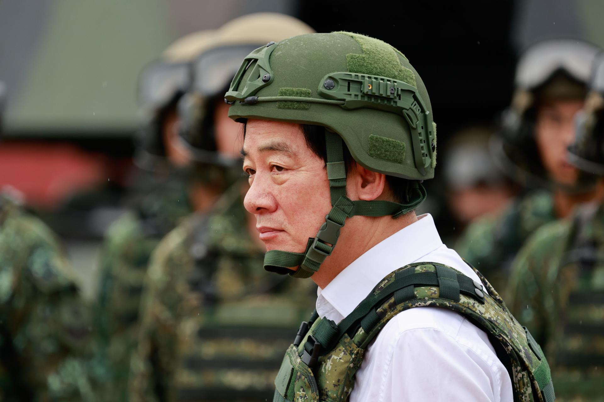 El presidente de Taiwán, William Lai, asiste al ejercicio de fuego real con tanques M1A2T fabricados en EE.UU. durante los ejercicios militares anuales Han Kuang, en el condado de Hsinchu, Taiwán, el 10 de julio de 2025. EFE/EPA/RITCHIE B. TONGO