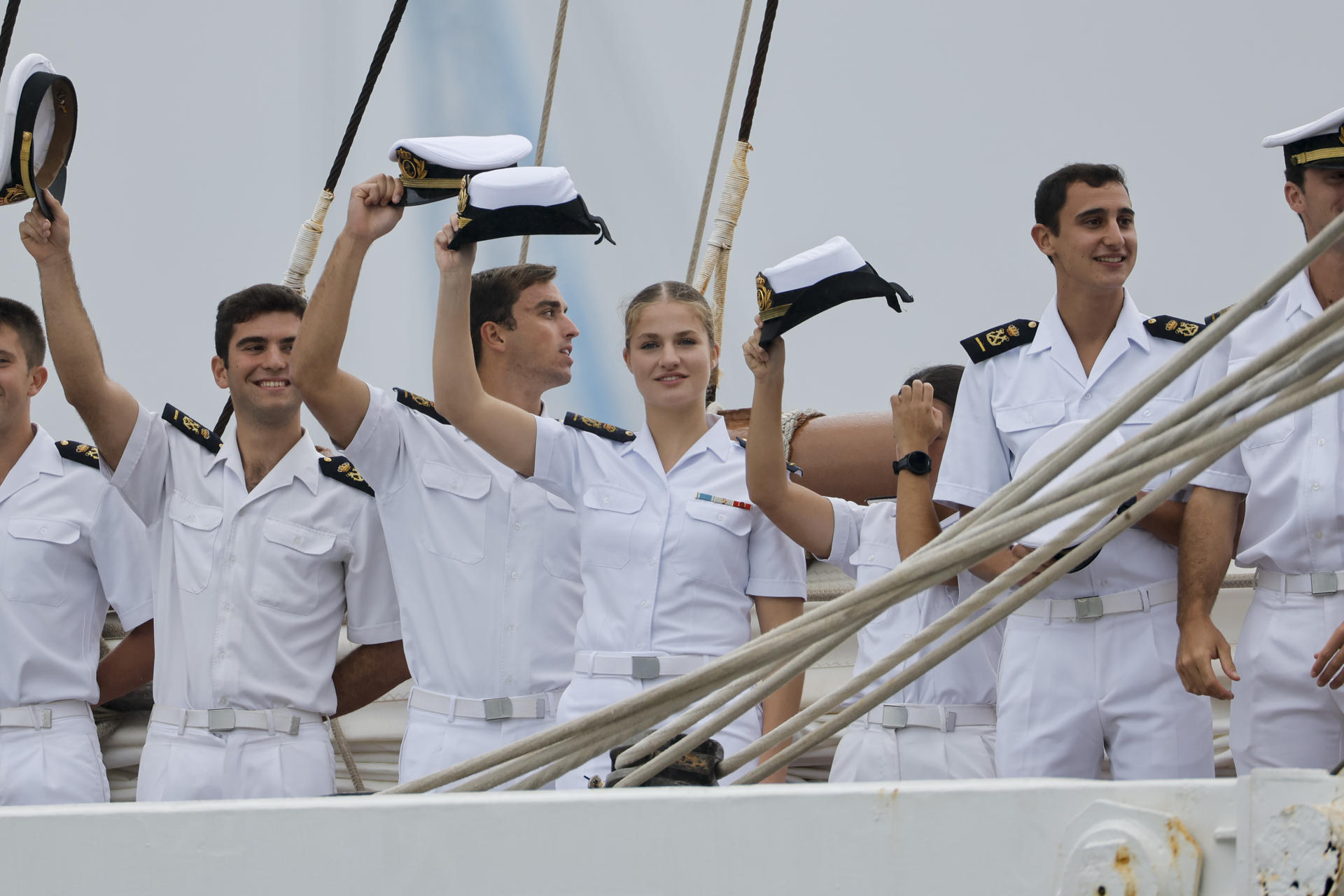 La princesa Leonor saluda con sus compañeros a la llegada del buque escuela Juan Sebastián de Elcano al puerto de Marín (Pontevedra). EFE/ Lavandeira Jr