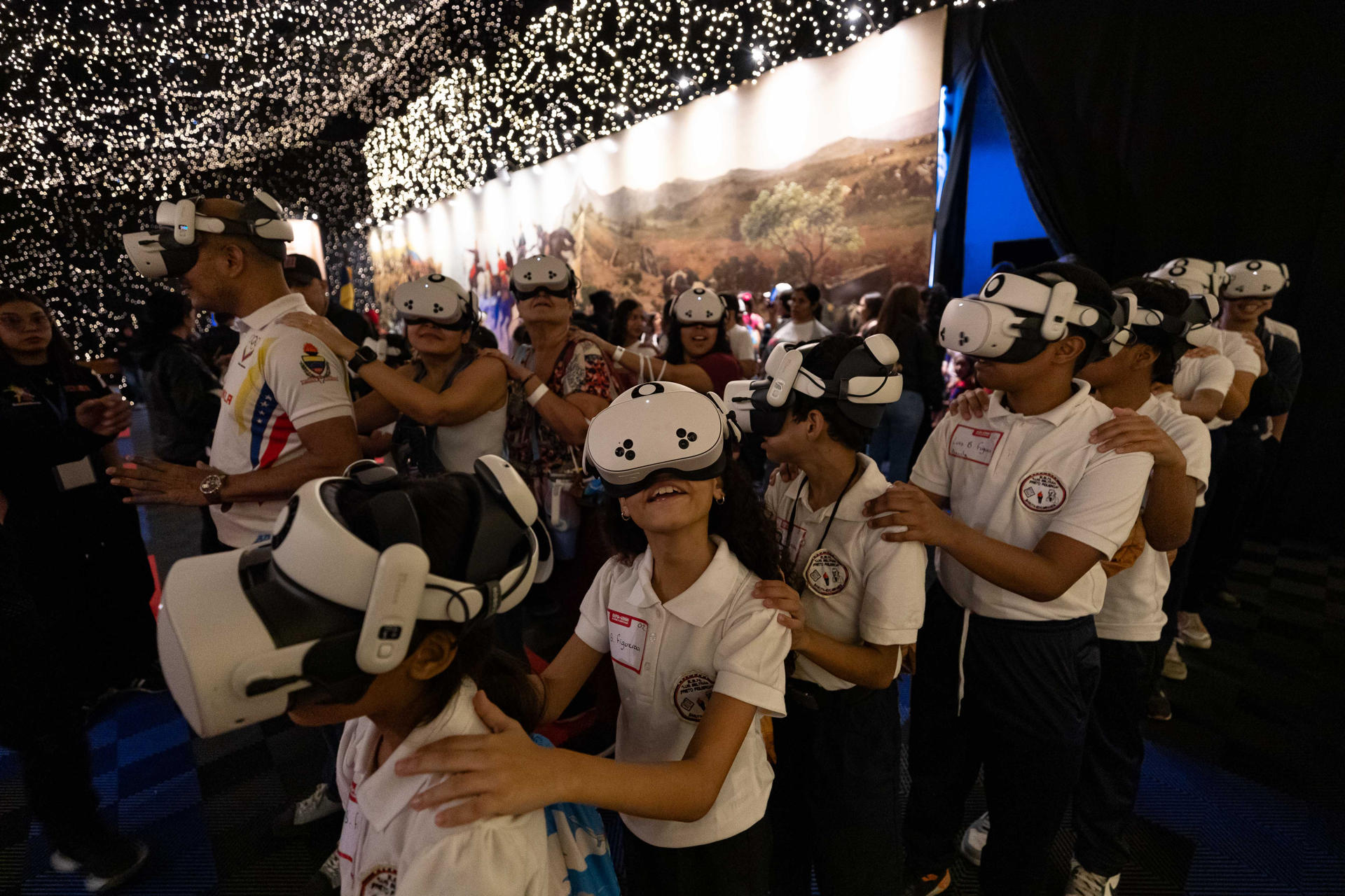 Personas observan una obra de teatro con lentes de realidad virtual durante la 'Expo Simón de Niño a Libertador' este domingo, en Caracas (Venezuela). EFE/ Ronald Peña R