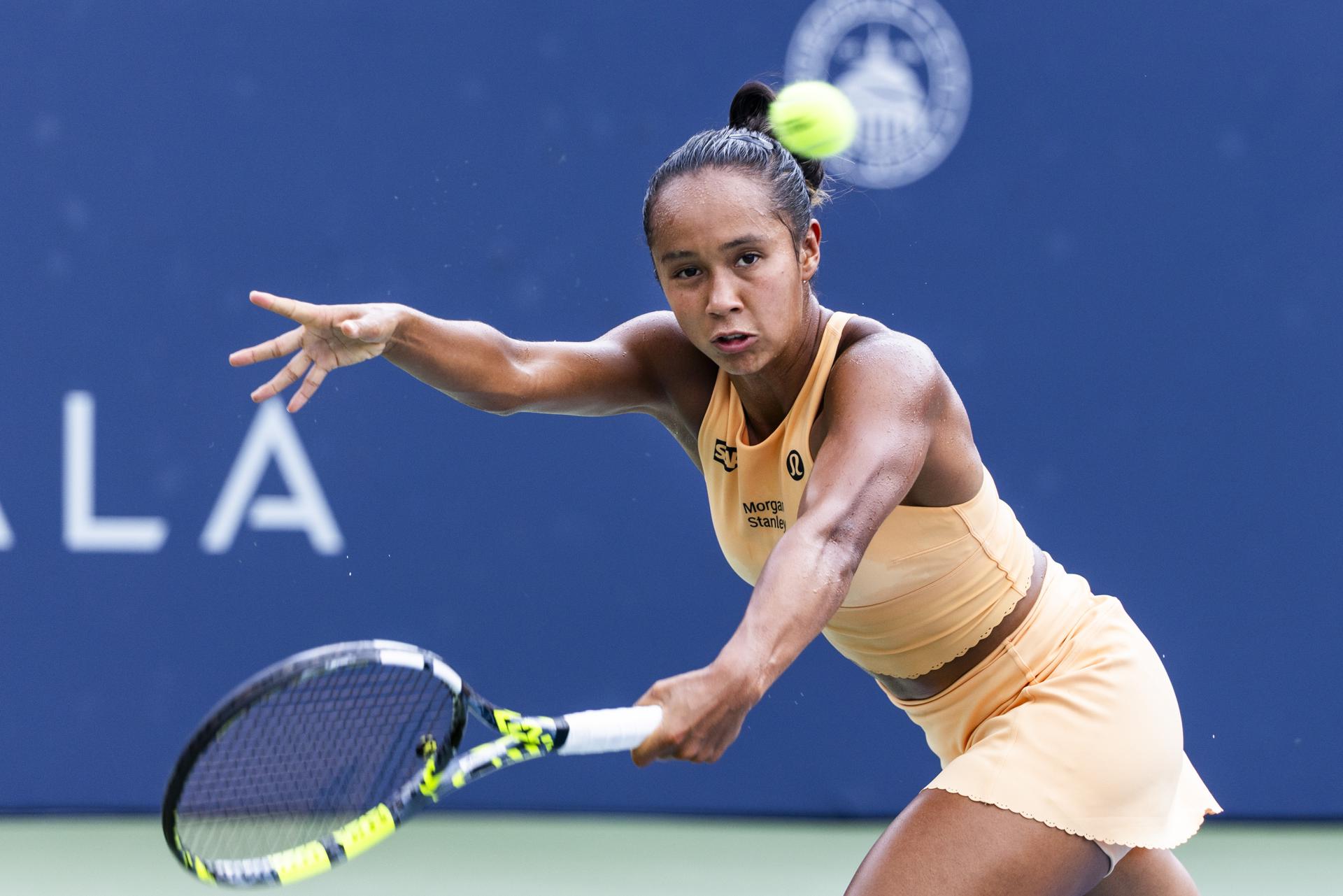 La tenista canadiense Leylah Fernández se clasificó este sábado para la final del DC Open tras derrotar a la kazaja Elena Rybakina. EFE/EPA/JIM LO SCALZO