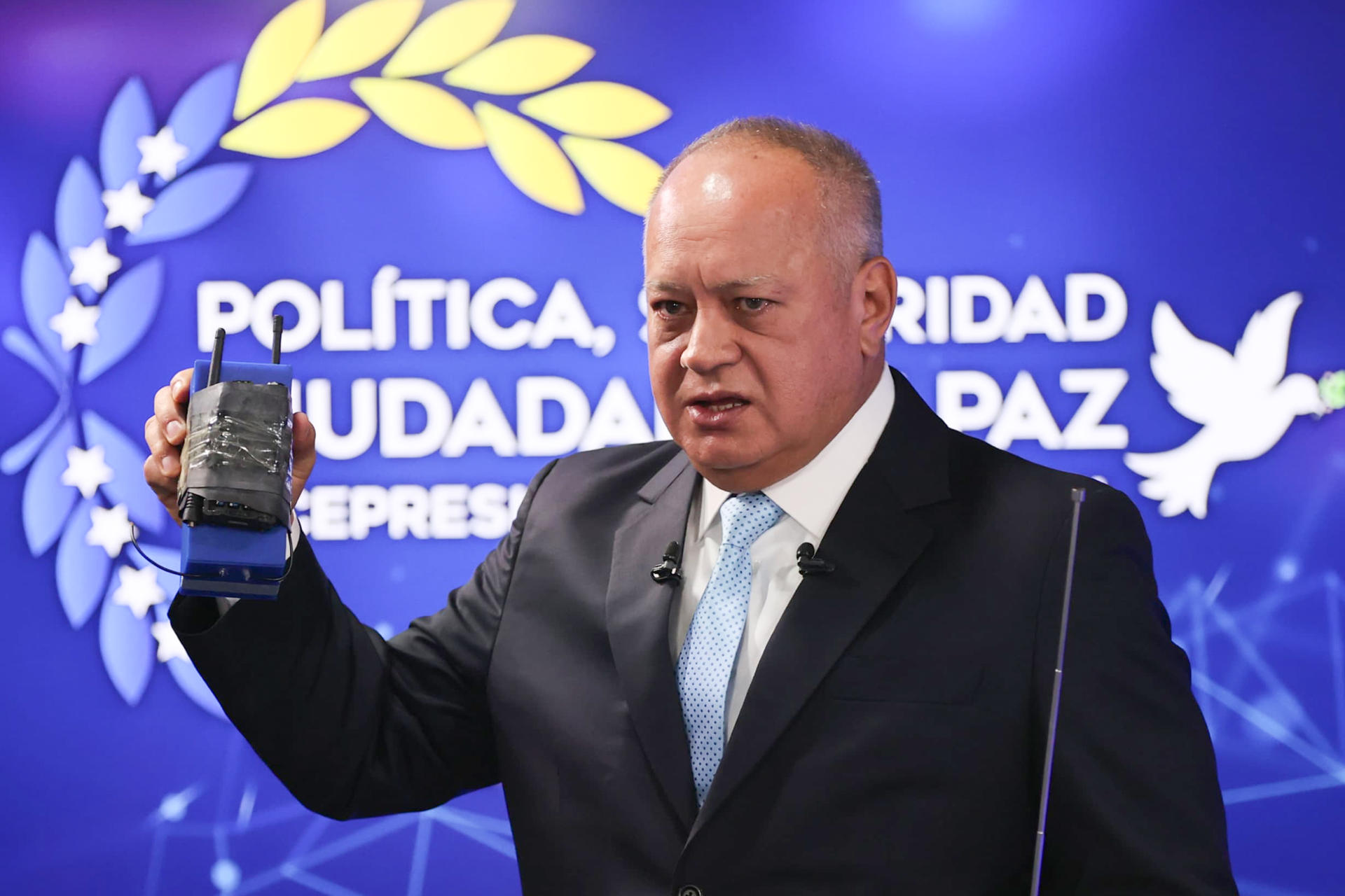 Fotografía cedida por Prensa del Ministerio de Interior, Justicia y Paz, donde se observa al jefe de esta cartera, Diosdado Cabello, hablar en una conferencia de prensa este martes, en Caracas (Venezuela). EFE/ Prensa del Ministerio De Interior Justicia Y Paz