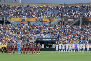 Jugadores de Flumienense (i) y Al Hilal (d) cumplieron este viernes en Orlando (Florida) un minuto de silencio en memoria del futbolista portugués Diogo Jota antes de su partido por un cupo en las semifinales del Mundial de Clubes. EFE/EPA/CRISTOBAL HERRERA-ULASHKEVICH