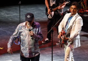 - La banda californiana 'The Beach Boys' , liderada por el cantante Mike Love (i), y acompañado por el actor y músico estadounidense, John Stamos (d), en un momento de su actuación este miércoles en el auditorio Kursaal de San Sebastián durante la 60 edición del Festival de Jazz donostiarra. EFE/Juan Herrero