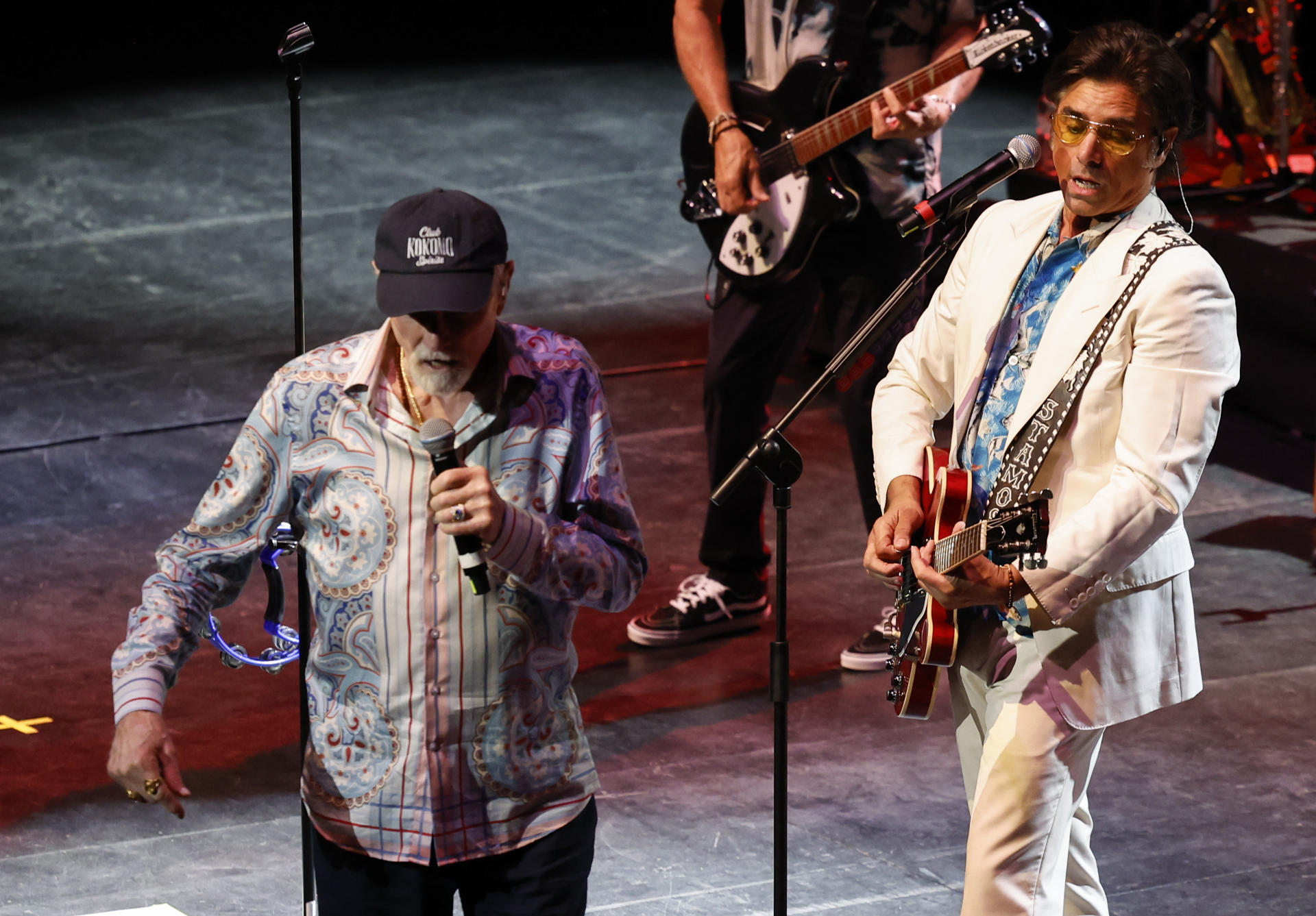 - La banda californiana 'The Beach Boys' , liderada por el cantante Mike Love (i), y acompañado por el actor y músico estadounidense, John Stamos (d), en un momento de su actuación este miércoles en el auditorio Kursaal de San Sebastián durante la 60 edición del Festival de Jazz donostiarra. EFE/Juan Herrero