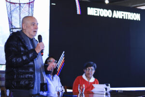 El periodista gastronómico de Brasil Josimar Melo habla durante una conferencia de prensa este viernes, en La Paz (Bolivia). EFE/ Gabriel Márquez