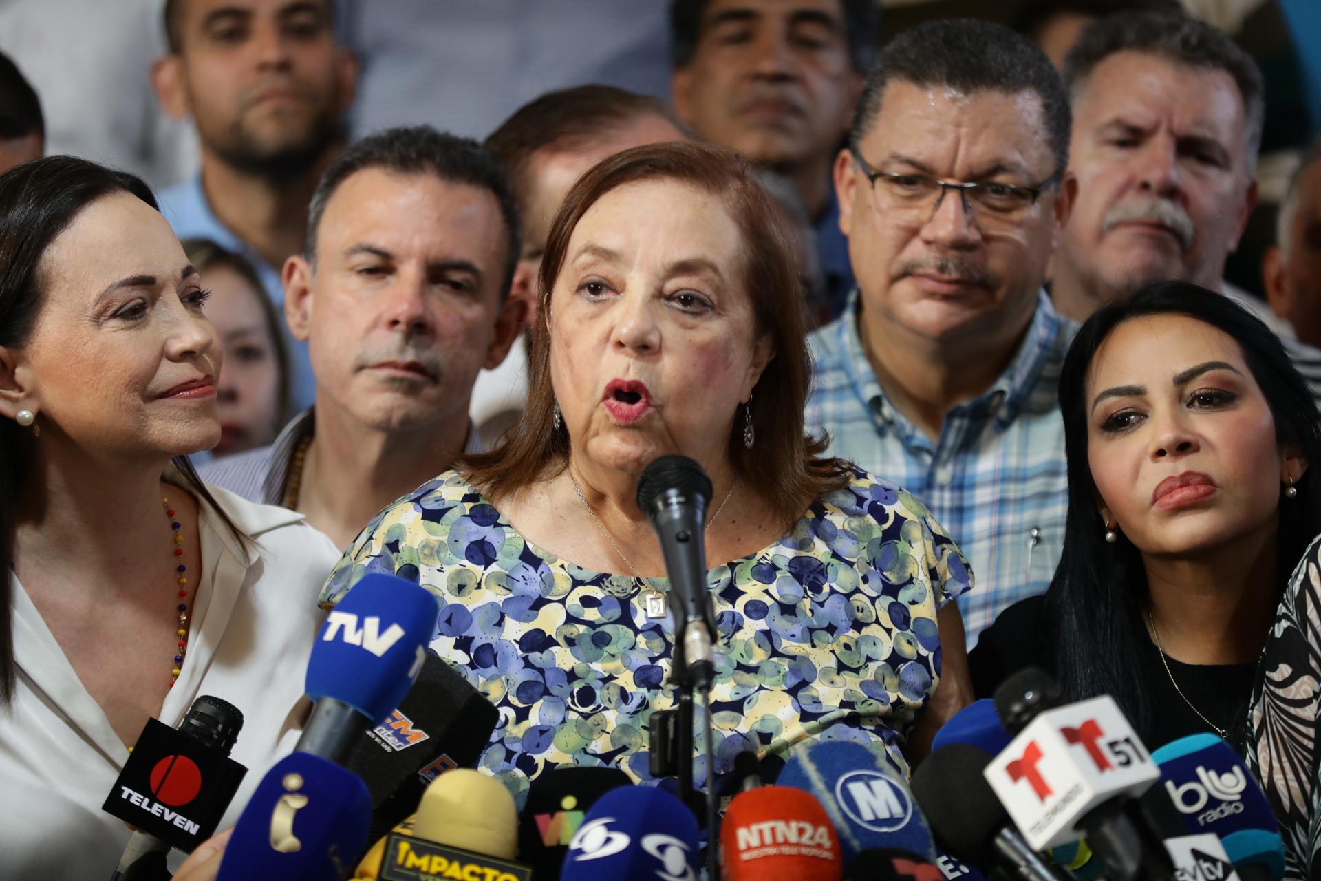 Fotografía de archivo del 22 de marzo de 2024 de la historiadora Corina Yoris (c), hablando en una rueda de prensa en Caracas (Venezuela). EFE/ Ronald Peña R