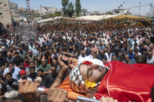 La aldea de Al Mazraa al Sharqiya, en Cisjordania ocupada, despide este domingo en un funeral al palestino norteamericano Sayfollah Musallet, y al palestino Mohammed Shalab, muertos en el ataque de colonos el viernes en Sinjil (Cisjordania).EFE/ Magda Gibelli