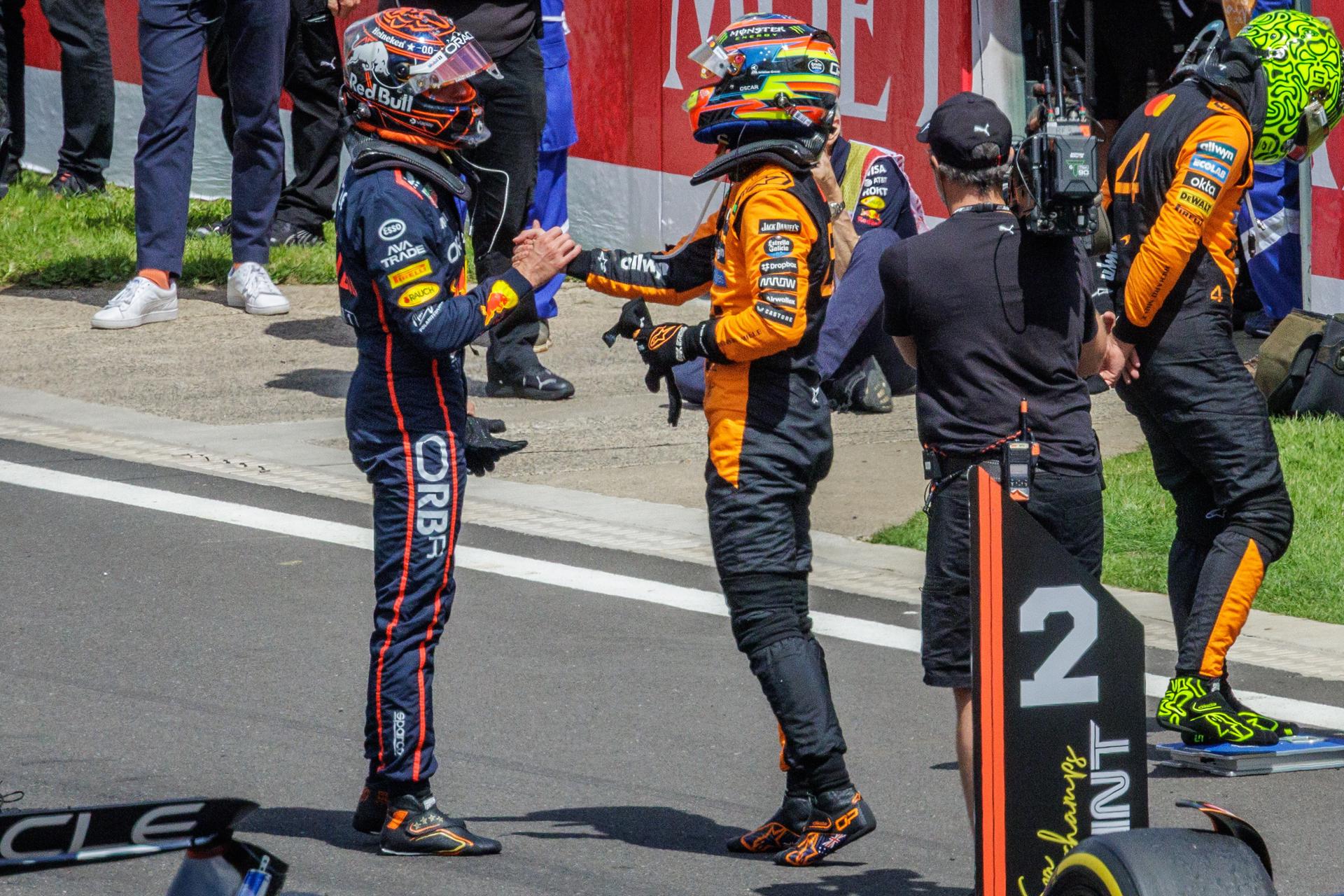 FRANCORCHAMPS (Bélgica), 26/07/2025.- (De i. a d.) El neerlandés Max Verstappen (Red Bull), ganador de la prueba sprint del Gran Premio de Bélgica, el australiano Oscar Piastri (McLaren) -líder del Mundial de Fórmula Uno- y el compañero de éste último, el inglés Lando Norris, este sábado en Spa-Francorchamps. EFE/EPA/OLIVIER MATTHYS
