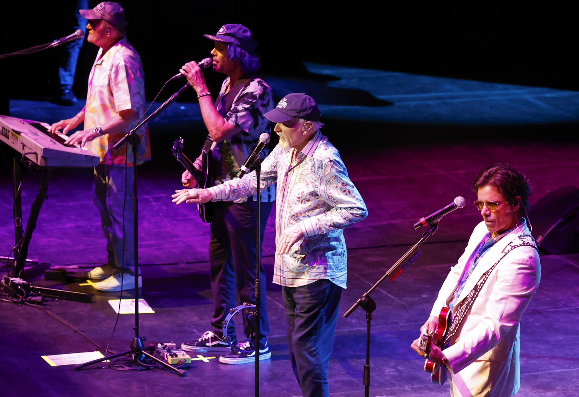 - La banda californiana 'The Beach Boys' , liderada por el cantante Mike Love (2d), y acompañado por el actor y músico estadounidense, John Stamos (d), en un momento de su actuación este miércoles en el auditorio Kursaal de San Sebastián durante la 60 edición del Festival de Jazz donostiarra. EFE/Juan Herrero

