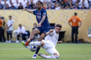 El delantero de París Saint Germain Bradley Barcola (i) disputa el balón con el centrocampista uruguayo del Real Madrid, Federico Valverde, este martes en East Rutherford (Nueva Jersey) , durante el partido que clasificó al club francés a las finales del Mundial de Clubes con una goleada por 4-0  EFE/Ángel Colmenares