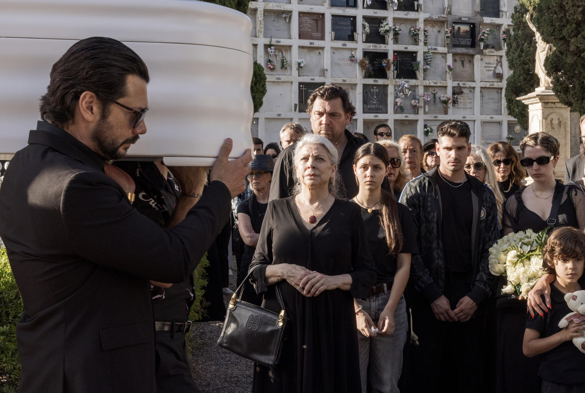 Para acabar el mes, el 29 de agosto, llega a Netflix ‘Dos Tumbas’, dirigida por Agustín Martínez con guiones de Jorge Díaz y Antonio Mercero (el trío detrás de ‘Carmen Mola’) y protagonizada por Kiti Mánver, Álvaro Morte y Hovik Keuchkerian. Un 'thriller' sobre la desaparición de dos niñas de 16 años y una abuela empeñada en seguir la investigación del caso al margen de la policía. EFE/Jorge Fuembuena/Netflix © 2024
