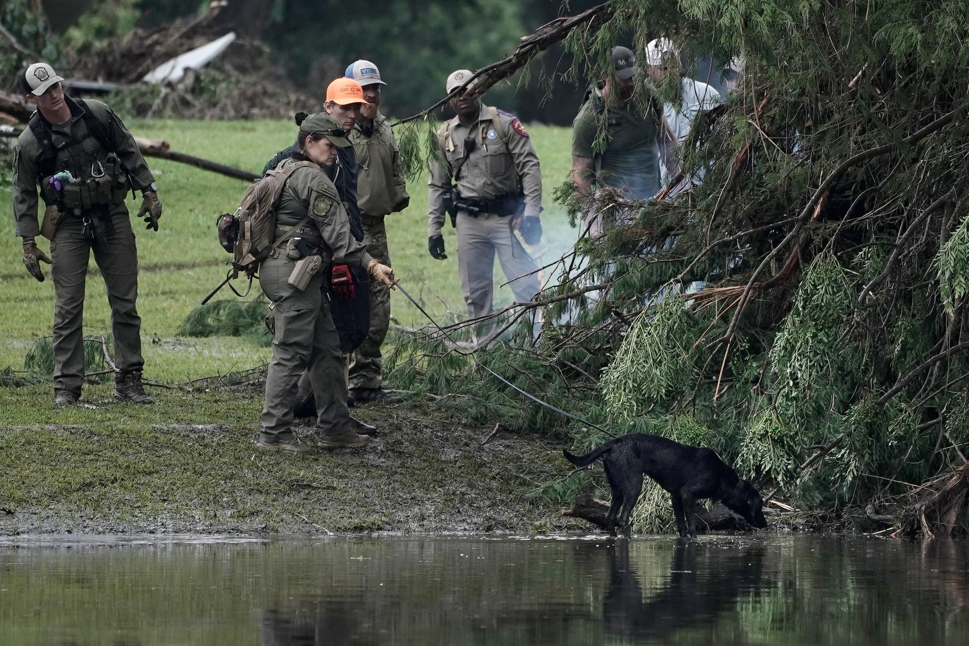 Un grupo de socorristas fue captado este domingo, 6 de julio, al recorrer las zonas afectadas por las inundaciones en Hunt (Texas, EE.UU.) EFE/Dustin Safranek