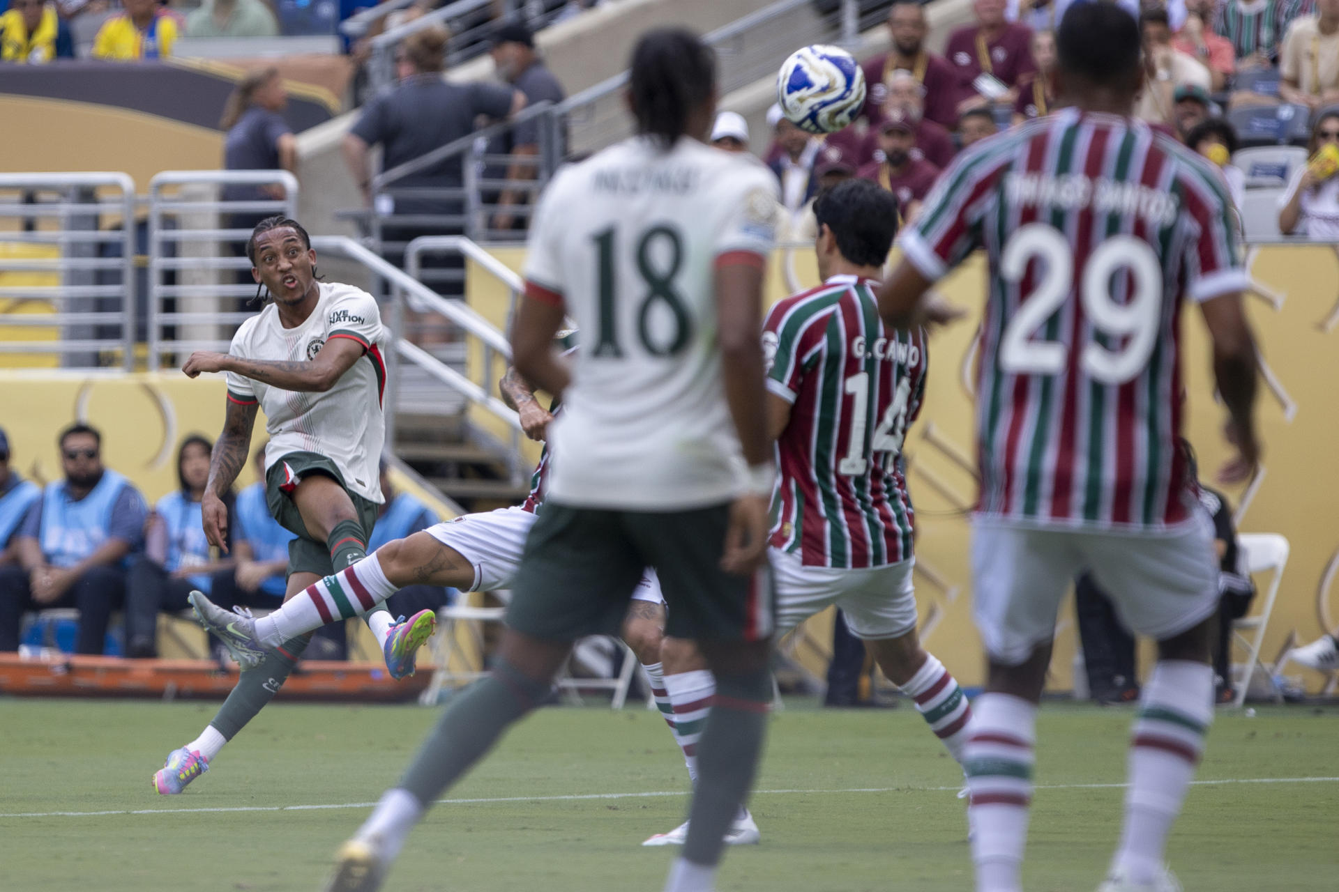 João Pedro (i), de Chelsea, anota un gol ante el Fluminense en el estadio MetLife. EFE/Ángel Colmenares