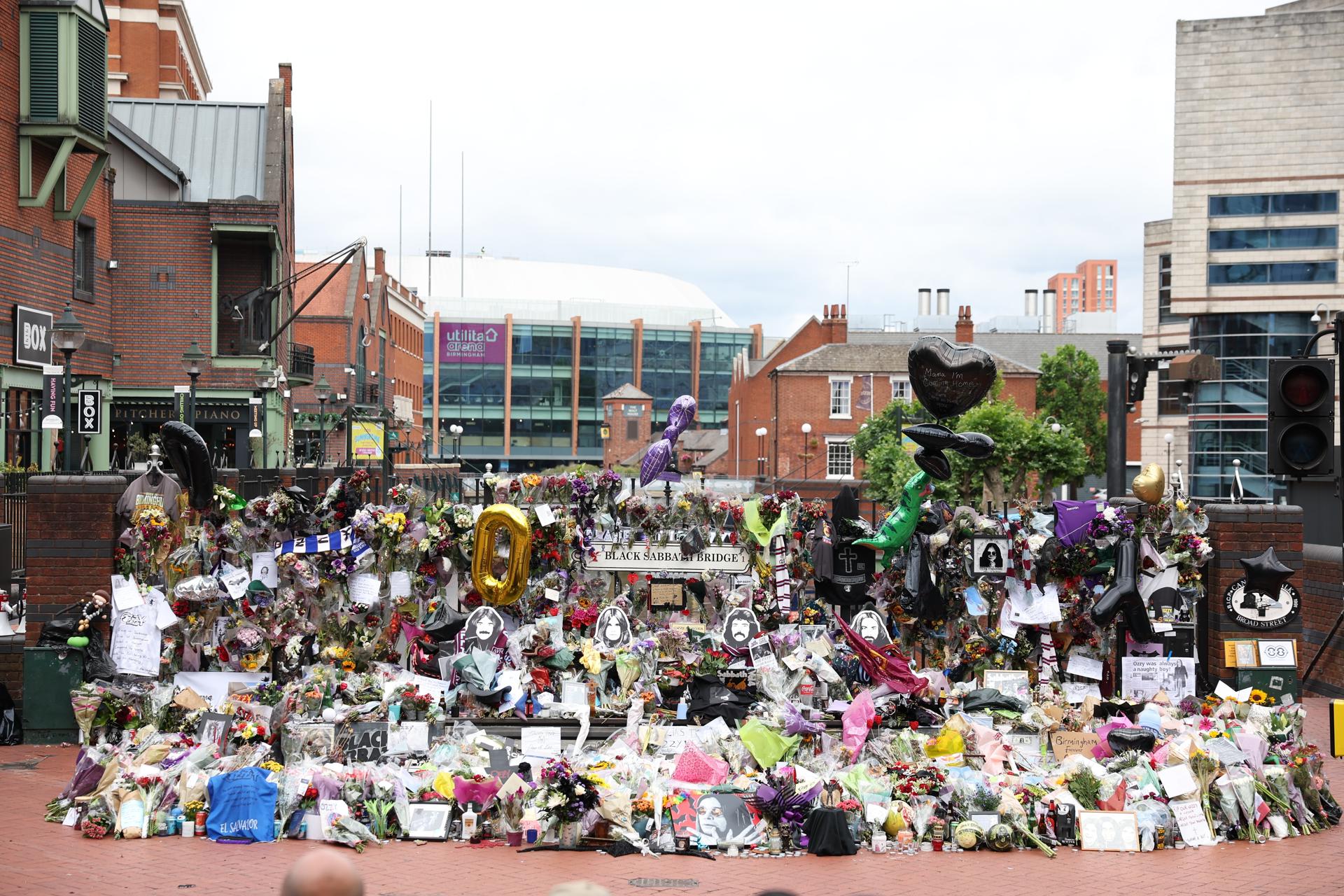 Homenajes al fallecido cantante Ozzy Osbourne se encuentran en el Black Sabbath Bench y Bridge, mientras los fanáticos esperan el cortejo fúnebre de Osbourne en Birmingham, Reino Unido, 30 de julio de 2025. Osbourne falleció a los 76 años el 22 de julio de 2025, semanas después de realizar su último concierto con Black Sabbath. Le habían diagnosticado la enfermedad de Parkinson en 2019. (Reino Unido) EFE/EPA/ADAM VAUGHAN