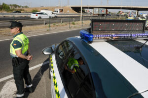 Imagen de archivo de un agente de la Guardia Civil de Tráfico. EFE/Kai Försterling