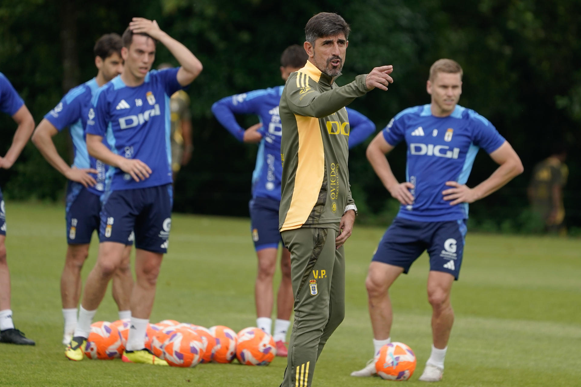 OVIEDO, 16/06/2025.- El entrenador del Oviedo, Veljko Paunovic, durante el entrenamiento para el partido de vuelta de la final de ascenso a Primera División que disputa ante el Mirandés este sábado en el Carlos Tartiere. EFE/Paco Paredes