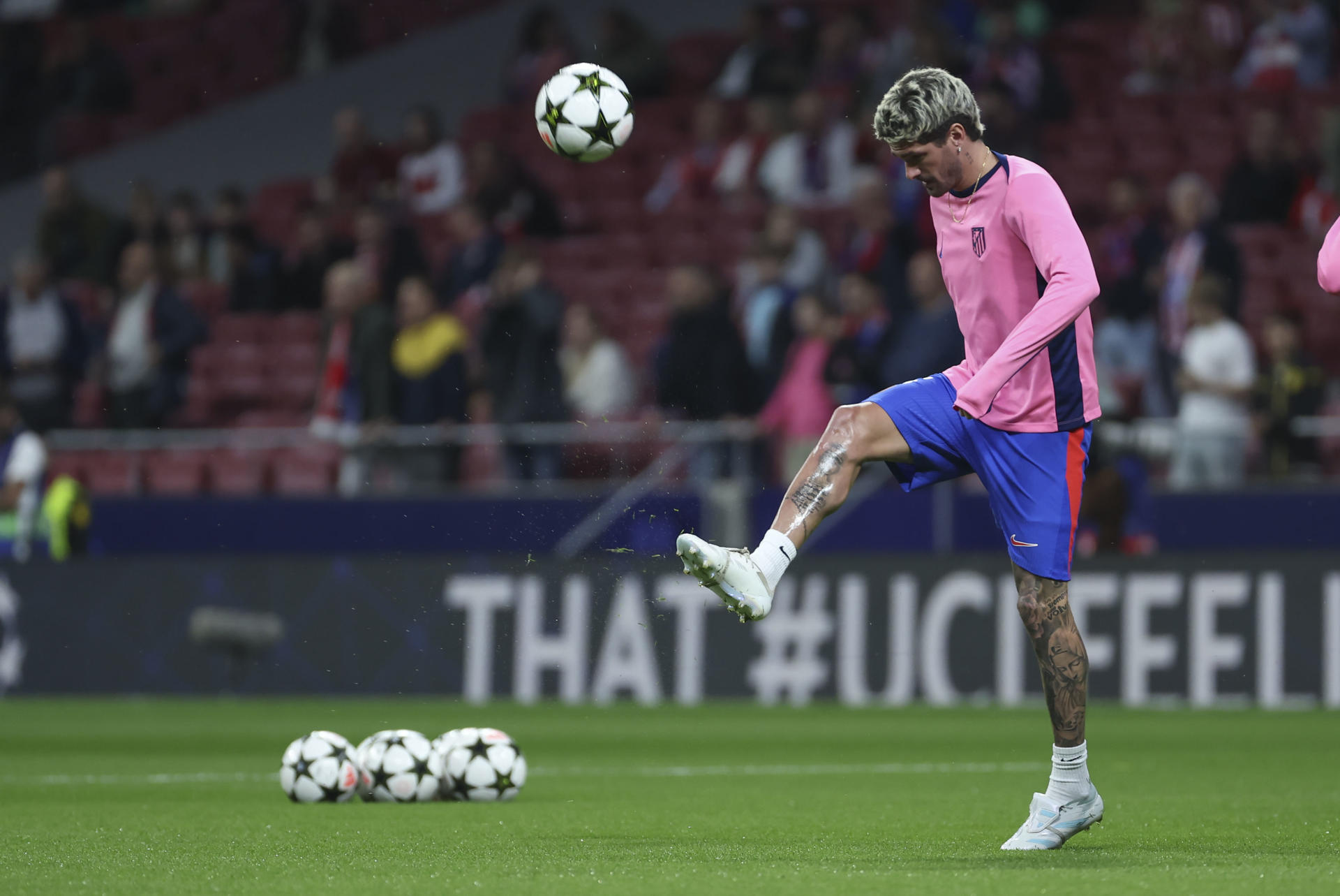 Fotografía de Kiko Huesca, en la que puede verse en una imagen de archivo del 23 de octubre de 2024 al centrocampista argentino Rodrigo de Paul, que acaba de confirmar su salida del Atlético de Madrid hacia el Inter de Miami. EFE